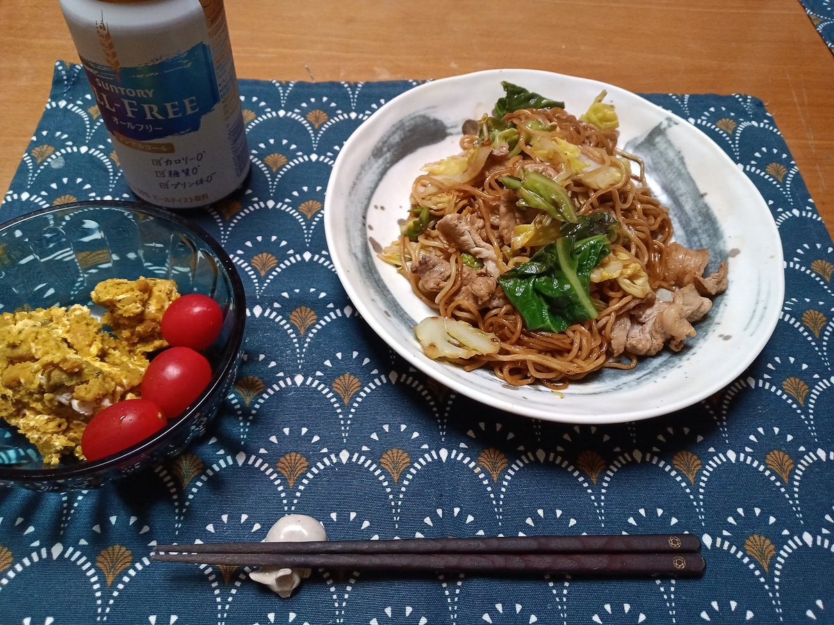 風邪っぴきの人が食欲回復してねだられた焼きそば
消化不良にならないようにしこたま春キャベツ混ぜた
帰国者制限のかかる中をやっとイギリスから帰国したときも焼きそばだったしな
そんなに好きなんか
いやうまいがね（マルちゃんが）