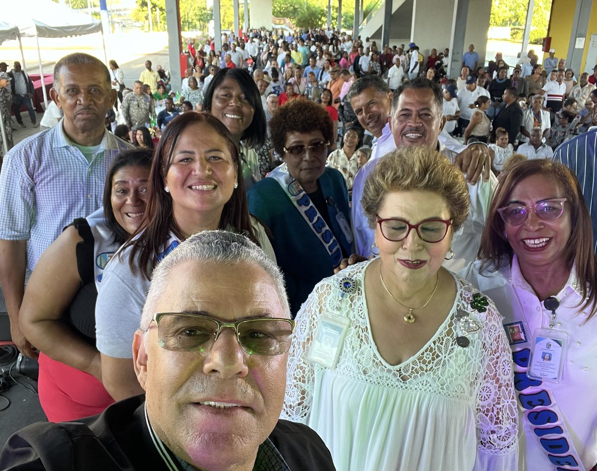 ¡LAS JUNTAS DE VECINOS EN SDE, COMUNIDAD UNIDA Y CONECTADA!
Ayer celebramos su día. Las mejores emociones. Los más de 1,200 presidentes/as se conocen, se reconocen y se abrazan como si fuera el encuentro de una sola familia. Haberlo logrado es maravilloso. Felicitaciones a tod@s.