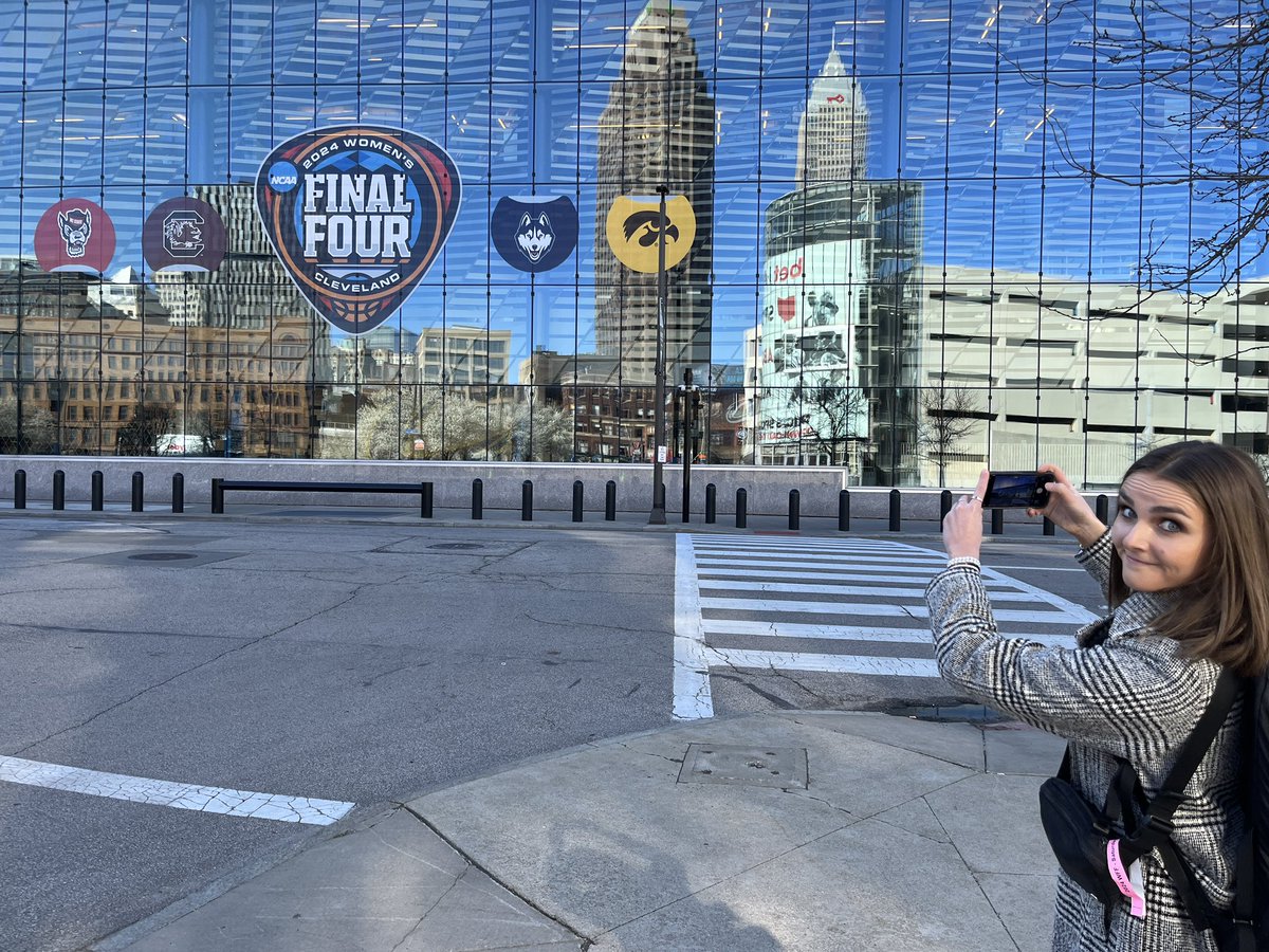 Good morning from Cleveland! These NASA workers stopped for a pic in front of one of the biggest events the universe has ever seen: Iowa vs South Carolina! #Hawkeyes #final4 @SEhrhardtKCCI #Eclipse2024 @NASA