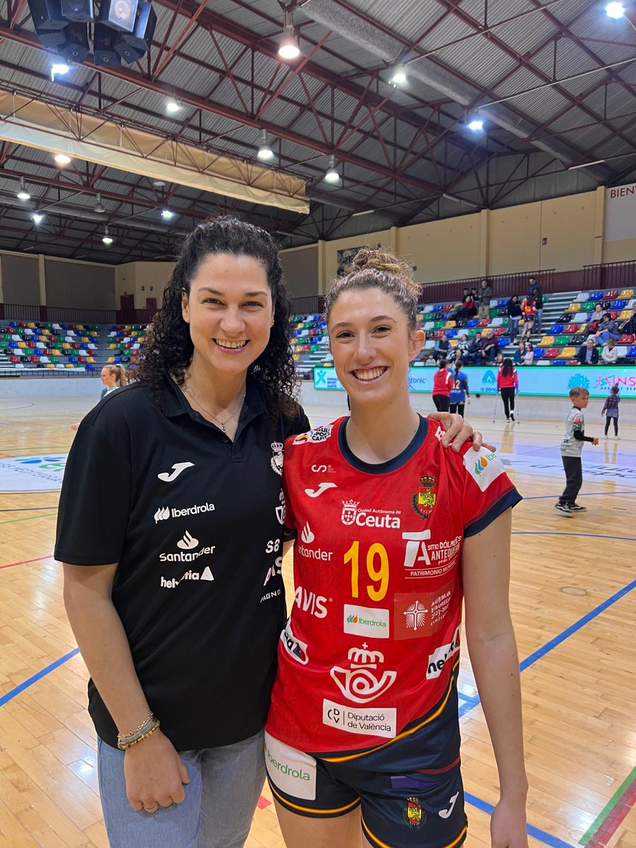 Nuestras @Vero_Cuadrado y #claudiajuan en el Torneo de Hungría donde las #GuerrerasJunior han quedado invictas. @RFEBalonmano