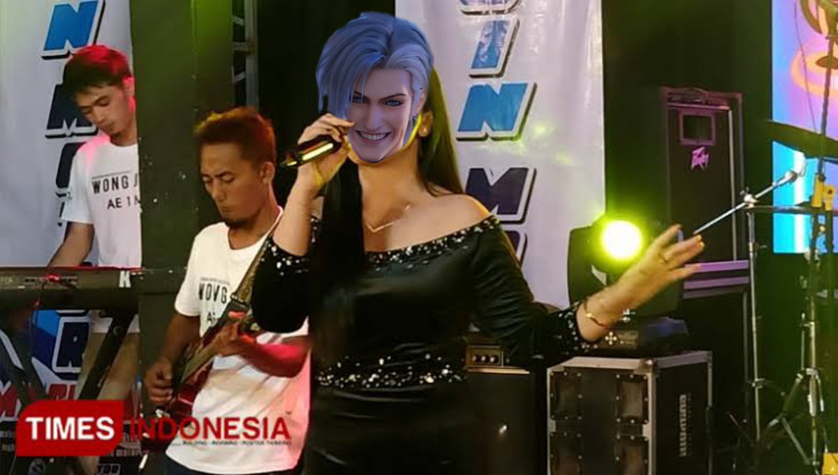 geniuzwand's tweet photo. @YOO_chanyeol @expIodie @KimiNoPico @kyuseizhu @0FBLONDE @daerfuncx @themonszter @oujisetter @maIambiru @kekeIaman ㅤㅤAyon mengambil bagiannya untuk bernyanyi, mengangkat tangan ke udara seolah mengajak yg lain untuk bernyanyi bersamanya.
ㅤㅤ“Mustofa, oh, Mustofa~” mic dari tangan kanan di lepar ke tangan kiri.
ㅤㅤ“Urat sarafmu tegang~” bokongnya sedikit digoyangkan. https://t.co/M17ApcIH1K