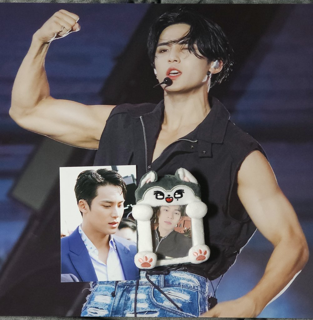 📍롱브르378

모노골드님 민규 생카 붕방붕방 다녀옴

두번째 사진 유난히 시끄러운 민규가
제 원픽이였습니다 껄껄
디올민규 슬로건 품절 크읍.. 상암콘때 다시 슬로건을 해주실거라 믿어의심치.. 저 사야해요엉엉

마지막 사진은 모노골드님꺼 모음🫣

#김민규_나의별에게
#민규야봄이왔어_너와함께