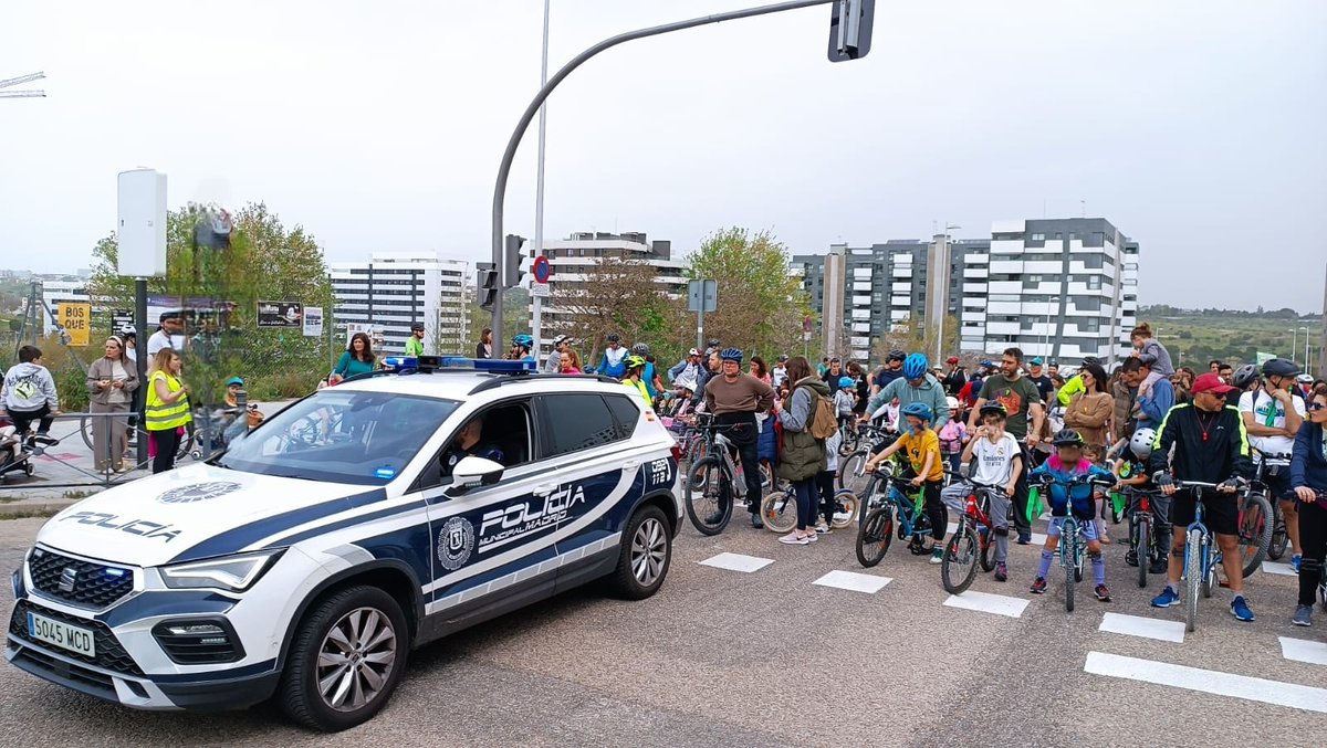 Muchas gracias a la @policiademadrid por el servicio y seguridad que nos han brindado hoy en la bicicletada. Ha sido un éxito rotundo que ha desbordado la estimación inicial y las familias y niñ@s se han comportado genial. ¡GRACIAS!