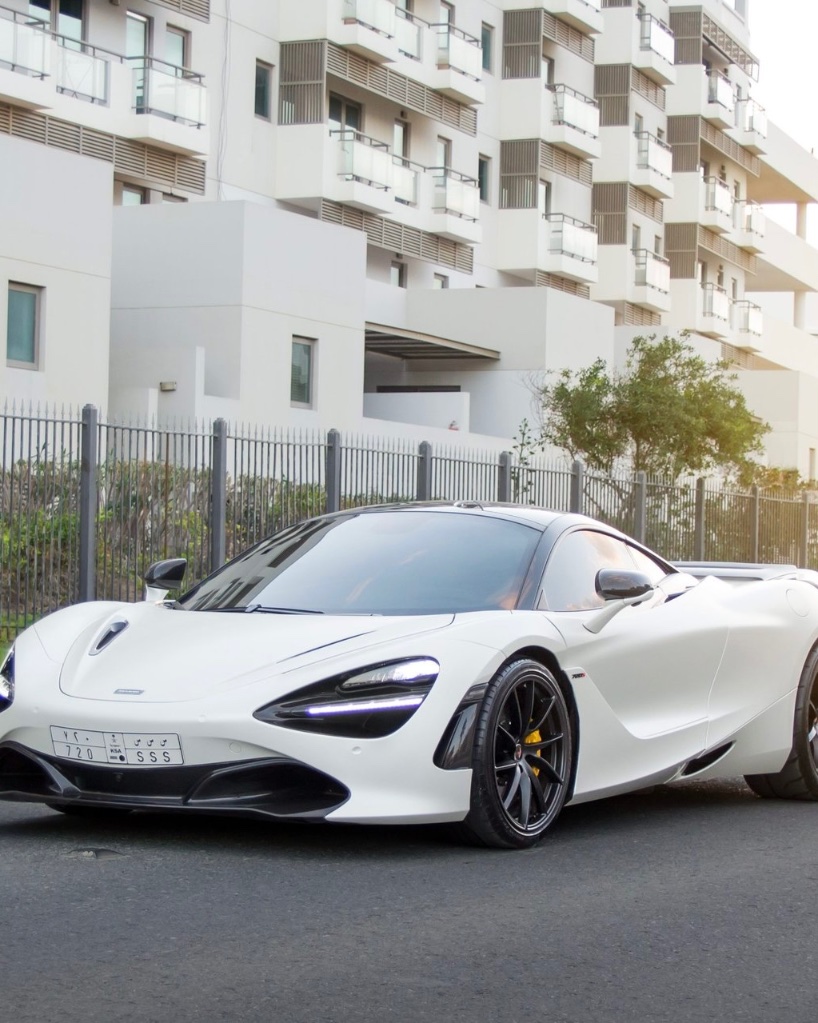 Maybe I’m going about this life this wrong but I just saw a guy in this combo (R100k+) buying paper plates (qha) at Checkers with a set of McLaren 720s (I think 🤔) he legit hopped in the car (R5mil+) and drove off, nje.  Lapho it’s back to kind regards tomorrow morning. JA neh.