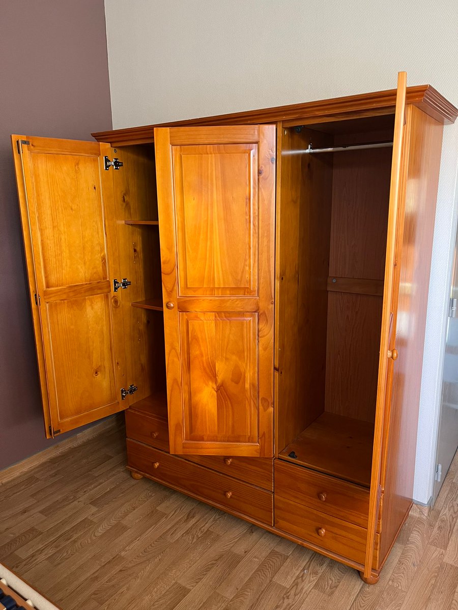 Suite à un décès dans ma famille, je cherche à vendre un sommier électrique (150-200 euros), un fauteuil électrique (300-350 euros) et une armoire en bois (200euros) , les trois en très bon état, à vendre sur la région ARA et très  rapidement. Merci du partage 🙏 + d'infos en mp