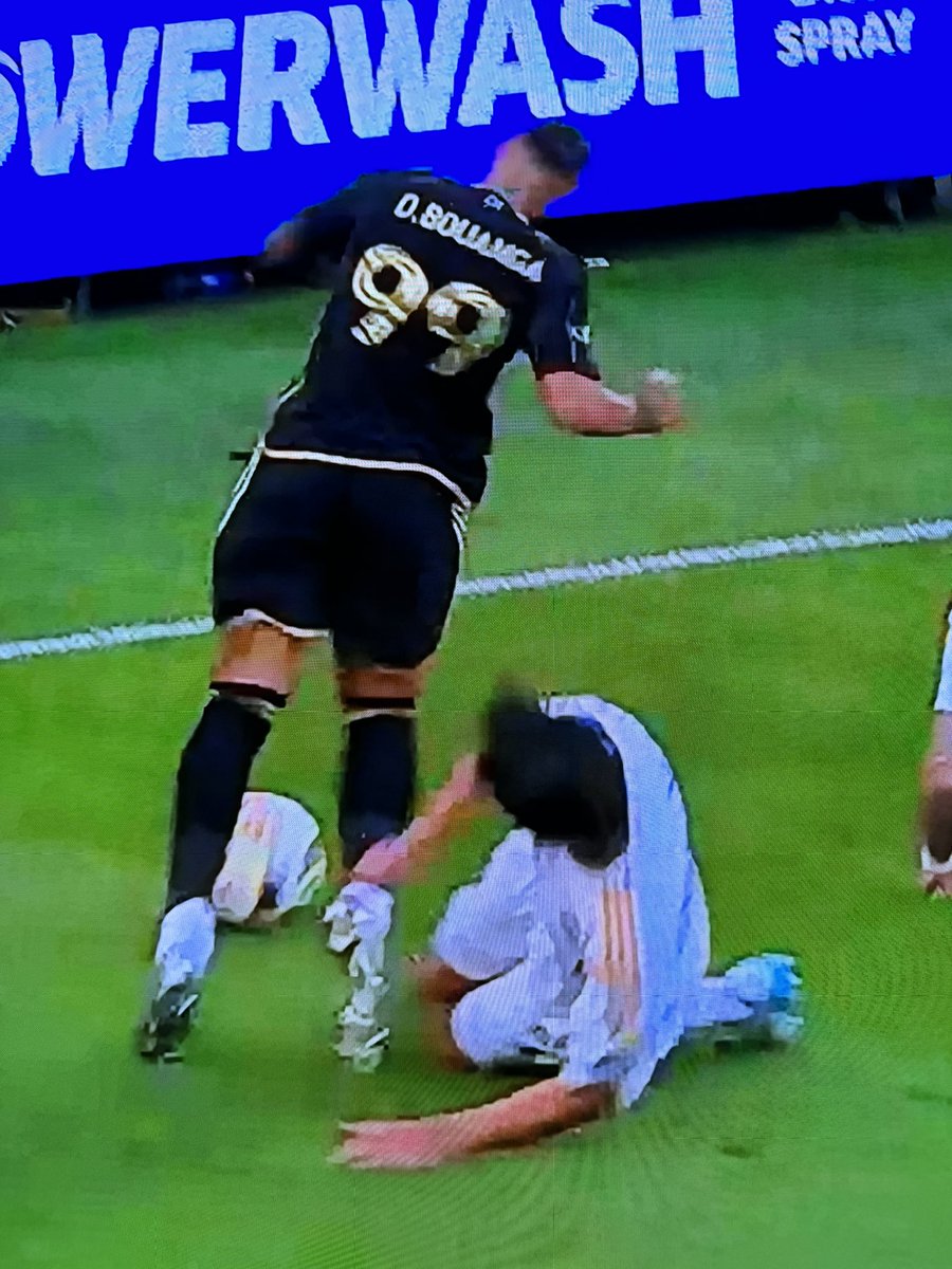 elfenomenor9r9's tweet photo. The league is stealing from LA GALAXY.  the mls do not want LAFC to drop their level.   Maybe better money investment?    But yesterday we were robbed.    Bounga jumps before our defender touch him.  NO PENALTY!  @MLS @LAFC @LAGalaxy @mlsnetwork @LAG__Rumors   #wegotrobbed https://t.co/QM2pJuVf1R