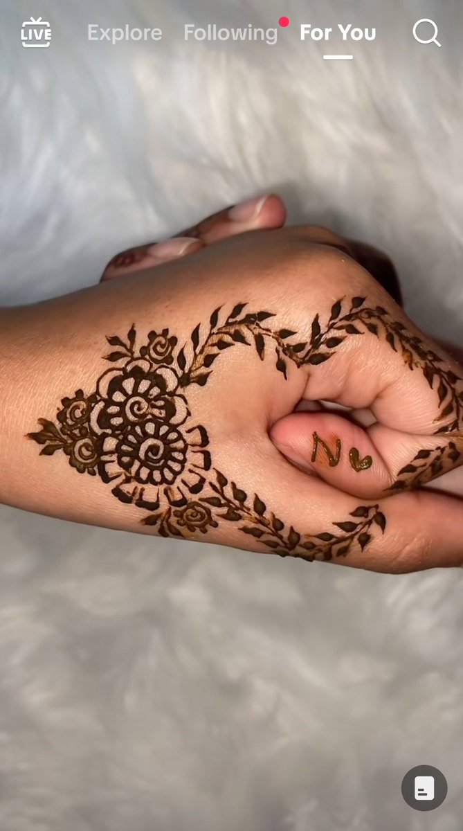 this could have been my mehndi design but he's playing games ☝🏻