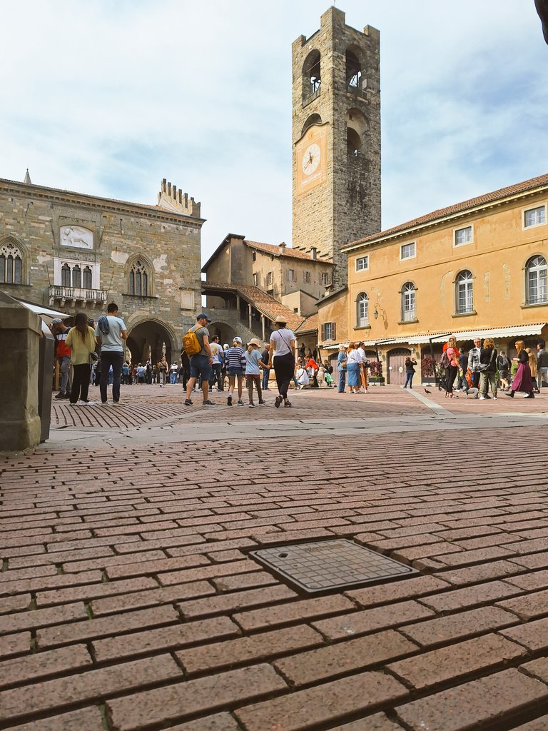 GioBert68's tweet photo. #Bergamo Piazza Vecchia https://t.co/LbLBNamy0B