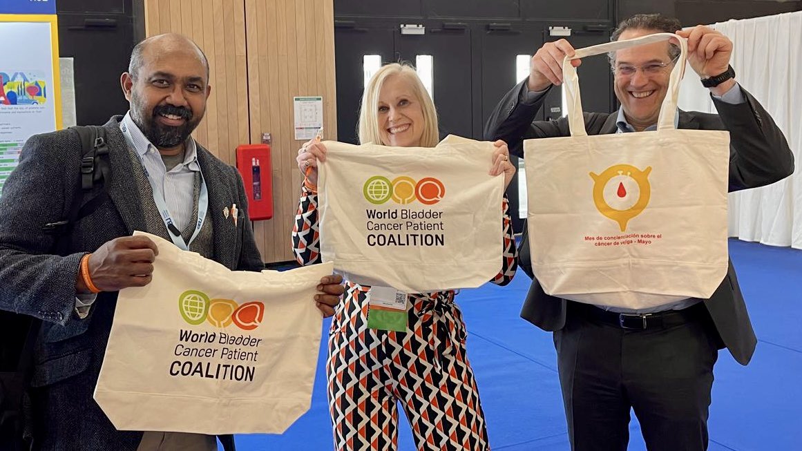 United for a cause at #EAU24! Profs Mariappan, Birtle, and Durán proudly showcasing the World Bladder Cancer Patient Coalition tote bags 💚🧡❤️ A symbol of our shared commitment to raising awareness and supporting bladder cancer patients worldwide. #BladderCancerAwareness