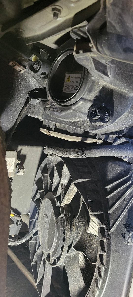 levismith's tweet image. Ah, I remember the days when I didn't have to remove a wheel and fender liner to change a headlight bulb...  Then again it's nice that these are like $10 bulbs and they let you reboot them for a while when they start dying...  #Tesla #S85D 351K miles.