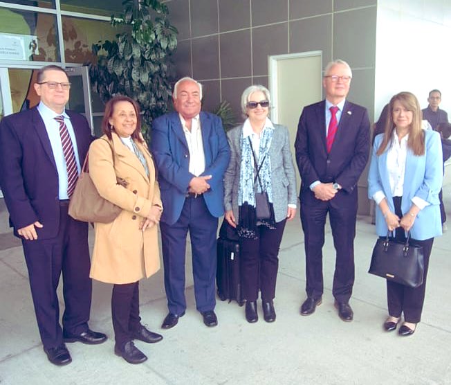 EnriqueReinaHN's tweet photo. Hoy por la mañana, nuestra Encargada de Negocios en el Ecuador, acompañó a la Embajadora, funcionarios diplomáticos, personal y familiares de la Embajada de México en Ecuador,  a su salida de Quito, como una acción de solidaridad instruida por la Presidenta @XiomaraCastroZ https://t.co/wUD6jAeyeo