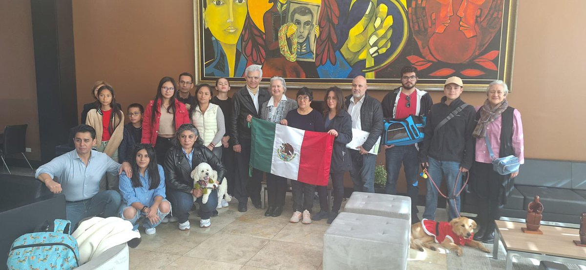 EnriqueReinaHN's tweet photo. Hoy por la mañana, nuestra Encargada de Negocios en el Ecuador, acompañó a la Embajadora, funcionarios diplomáticos, personal y familiares de la Embajada de México en Ecuador,  a su salida de Quito, como una acción de solidaridad instruida por la Presidenta @XiomaraCastroZ https://t.co/wUD6jAeyeo