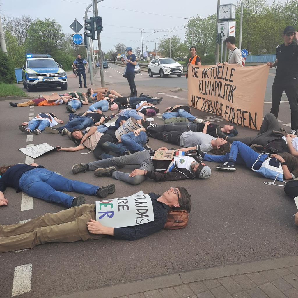 #LetzteGeneration
Heute erfolgreiches Swarming in Halle. 8 Kreuzungen für jeweils 3 Ampelphasen blockiert.