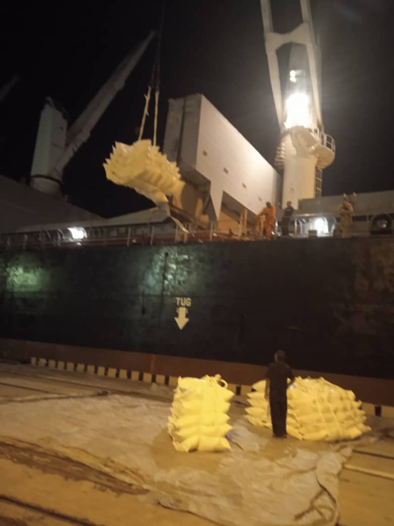 minalcuba's tweet photo. Inicia descarga del barco de harina de trigo que garantizara la estabilidad en la producción del pan para la canasta familiar normanda .Como explicó el Presidente Diaz Canel el compromiso está garantizado. #CubaViveyVence  @minalcuba @AlbertoLopezcu  @geiacuba https://t.co/H2ysYSR3tt