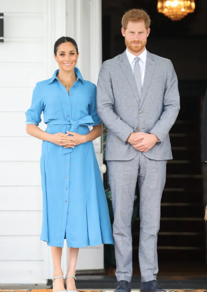 KingofPopTweets's tweet photo. @HelenMcaleer3 Good eye. Harry is wearing the same suit and tie at a different function. Shoes color has been changed to brown in christening photo, but it's exactly the same style. https://t.co/FHaNvaOhF1