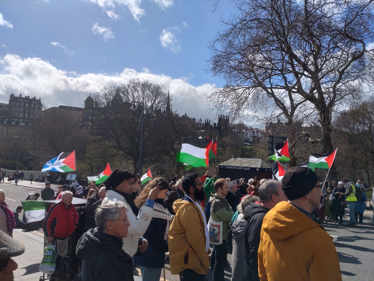 Still big turnouts in Edinburgh at the weekly demonstrations in support of #Gaza (~250 yesterday), to demand: a ceasefire, an end to the genocide, a ban on arms exports from UK to Israel.