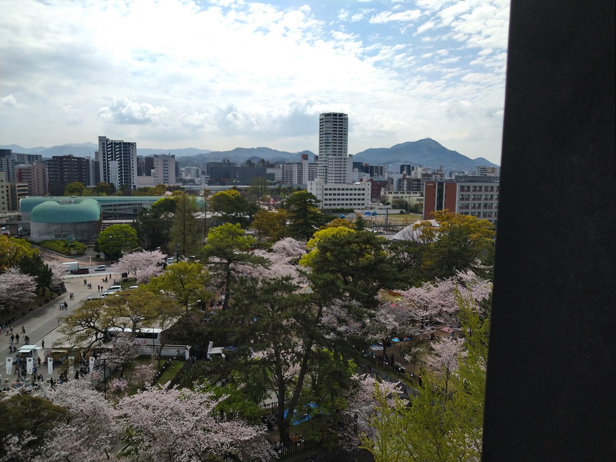 Camy_Shinobyu's tweet photo. カラリズムリサさんの個展を見に
小倉城🏯へ。。。
桜が🌸満開だった✨
昨日も小倉には出て曇りだったけど。。。(^_^;)
今日は青空☀で満開の桜が
見れた。。。＼(^o^)／
小倉城の5Fにはカフェが常設
されてた。。。
店舗は月替り？みたいだけど、
なかった時より賑やかになってた。。。
#LeVelGirls https://t.co/96l6nY4NRN