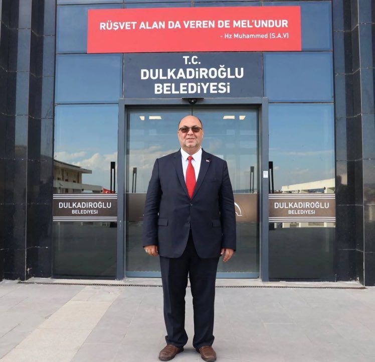 Yeniden Refah Partili Mehmet Akpınar, belediye binasının kapısına “Rüşvet alan da veren de mel’undur.” yazdırdıktan sonra kayınbiraderi Fatih Yıldız’ı belediye başkan yardımcılığına atadı.