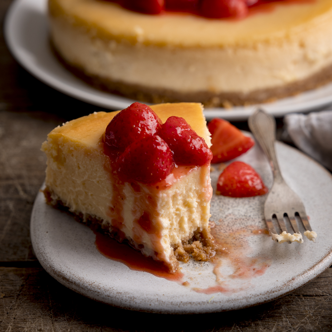 Baked Strawberry Cheesecake

 A beautiful, creamy cheesecake on a light biscuit base, topped off with a glossy strawberry sauce.

kitchensanctuary.com/baked-strawber…
#cheesecake #dessert #Kitchensanctuary