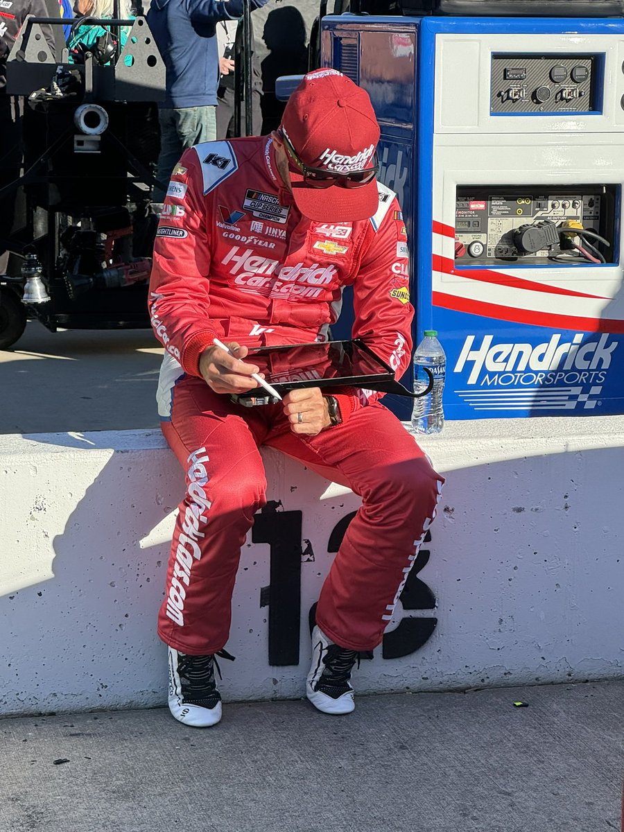 You see kids even #NASCAR Cup champions study for a big race. Your pole sitter @KyleLarsonRacin cramming before @MartinsvilleSwy today. 📚🖊️✏️
