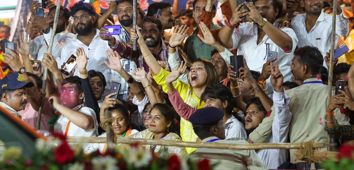 narendramodi's tweet photo. आज जबलपुर में रोड शो बेहद शानदार रहा! यहां के मेरे परिवारजनों का जोश और जुनून ये बता रहा है कि हमें तीसरे कार्यकाल का आशीर्वाद मिलने जा रहा है। बेहतर इंफ्रास्ट्रक्चर और सड़कों के साथ-साथ हमने यहां हर क्षेत्र में अभूतपूर्व कार्य किए हैं। इससे जबलपुर के विकास को नए पंख लगे हैं। https://t.co/fwdWfYoaUZ