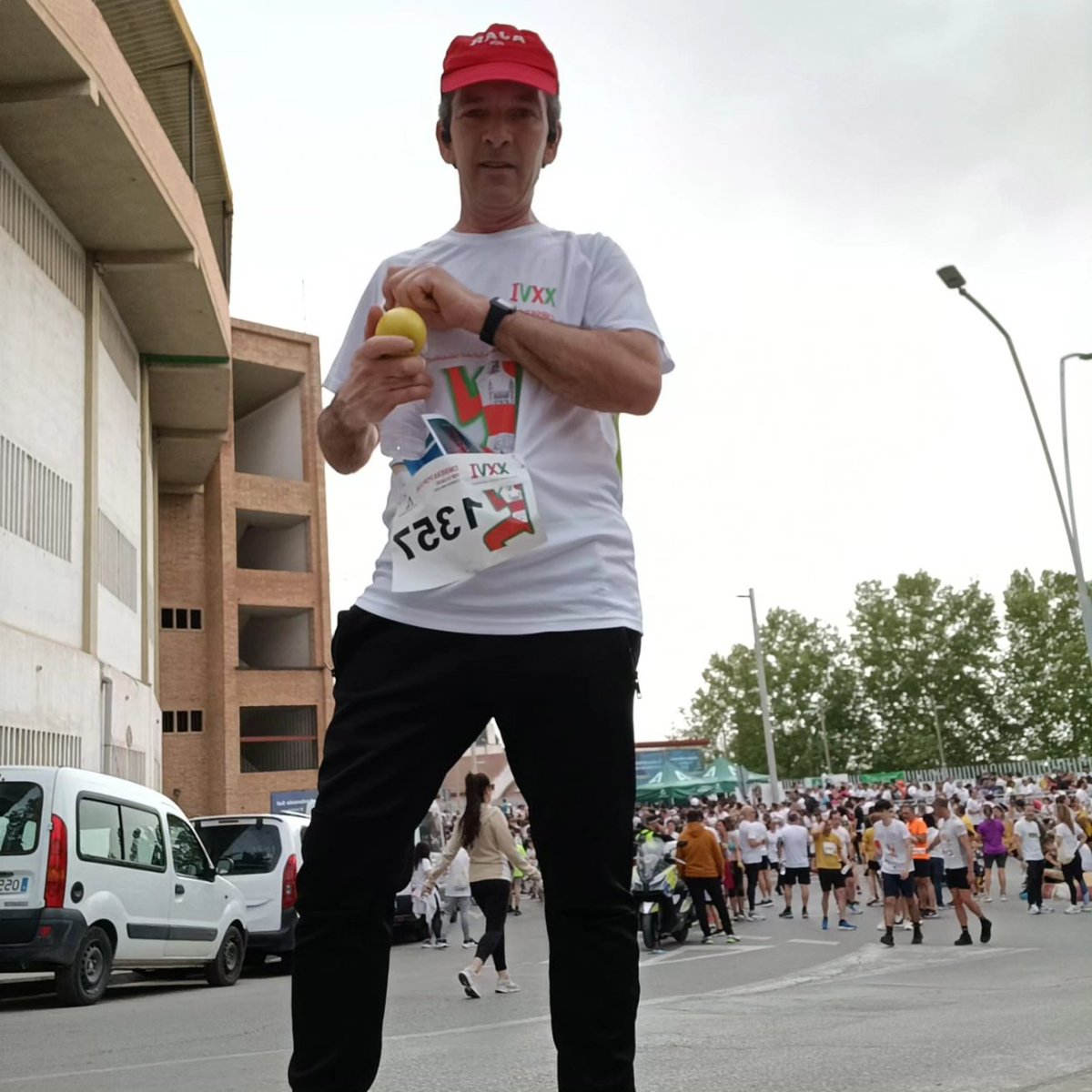 Hoy, nuestro compañero @braulio_y_perico ha participado en la #CarreraPorLaSalud en Jaén ¡Gracias, campeón!🏆Por representar a AJAR en esta sana actividad deportiva 🍏