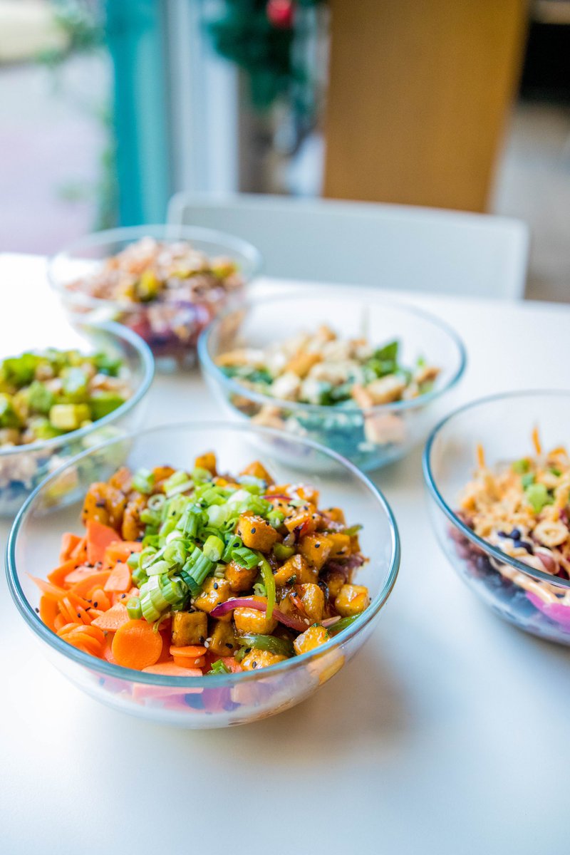 Los domingos tenemos todos nuestros signature bowls en precio especial 😜
—
—
☎️ 787-978-3053 / 787-209-4349
Abiertos hasta las 7pm! 🥑#EatBetterNotLess #Healthy #Lifestyle #LaFresqueria #JuiceBar #PokeBowls #Salads #DogFriendly