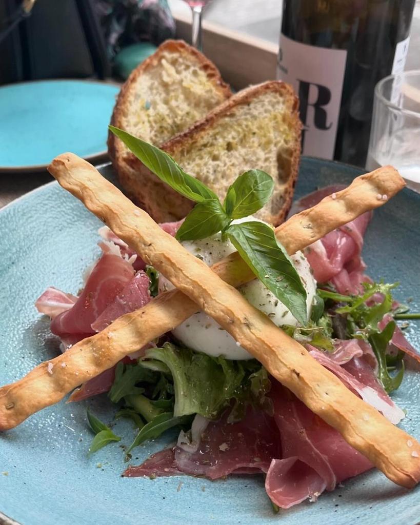 Don't forget we're open 'til late for wine, snacks, and 2 for £15 cocktails between 3pm and 7pm every day! #sharingboard #sharingplatter #italiandeli #italianfood #sharingthelove