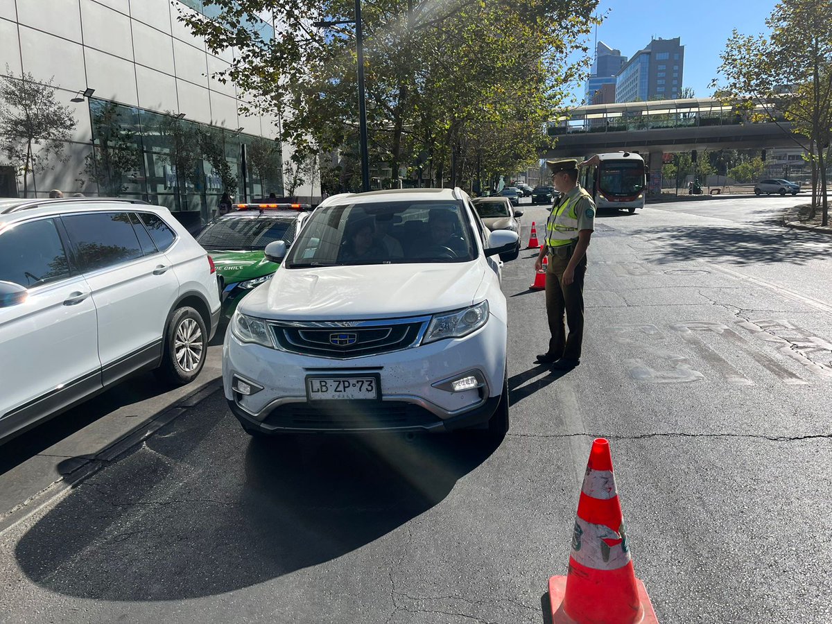 #Providencia: Carabineros de la 19ª Comisaría realizan controles vehiculares preventivos, ademas de entregar recomendaciones de seguridad en inmediaciones del @costaneracenter con la finalidad de evitar ilícitos a las personas que concurren al lugar.
#CarabinerosDeTodos