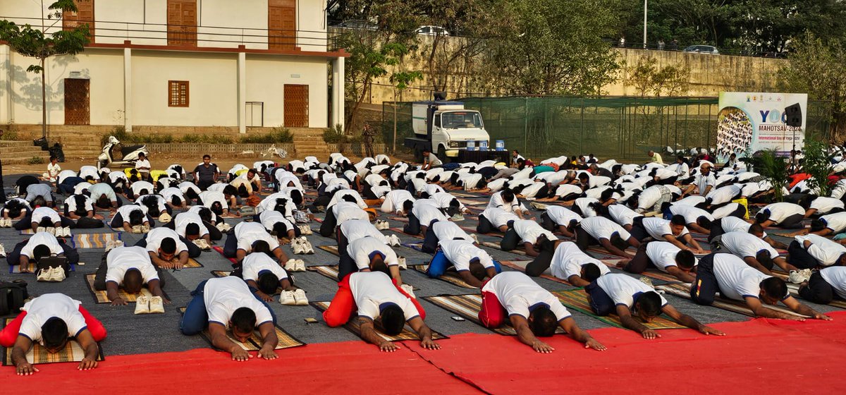 artrac_ia's tweet image. “𝐀𝐫𝐦𝐲 𝐈𝐧𝐬𝐭𝐢𝐭𝐮𝐭𝐞 𝐨𝐟 𝐏𝐡𝐲𝐬𝐢𝐜𝐚𝐥 𝐓𝐫𝐚𝐢𝐧𝐢𝐧𝐠”

Yoga Instructors and Course Students of Army Institute of Physical Training #AIPT, Pune participate in Yoga Camp organised jointly by Morarji Desai National Institute of Yoga #MDNIY, Ministry of AYUSH, @moayush