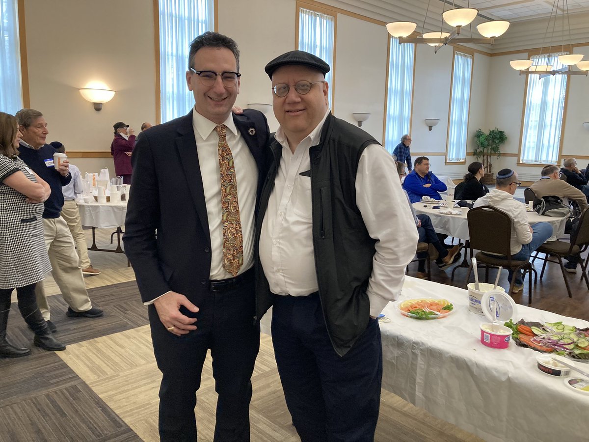 Very pleased to connect with my state representative, @TommyVitolo, at the Stanley Rabinovitz Candidates Breakfast this morning!