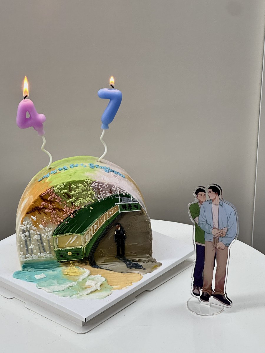 🖤 4월 7일 명태데이에 맞춰 4시 7분 명태시에 현장 한켠을 지켜줬던 케이크에 기념 촛불을 붙였습니다.

너무나 예쁜 케이크 도안을 작업해 주신 협력진 피넛 님(@ ppntbutter)께 진심으로 감사 드립니다.