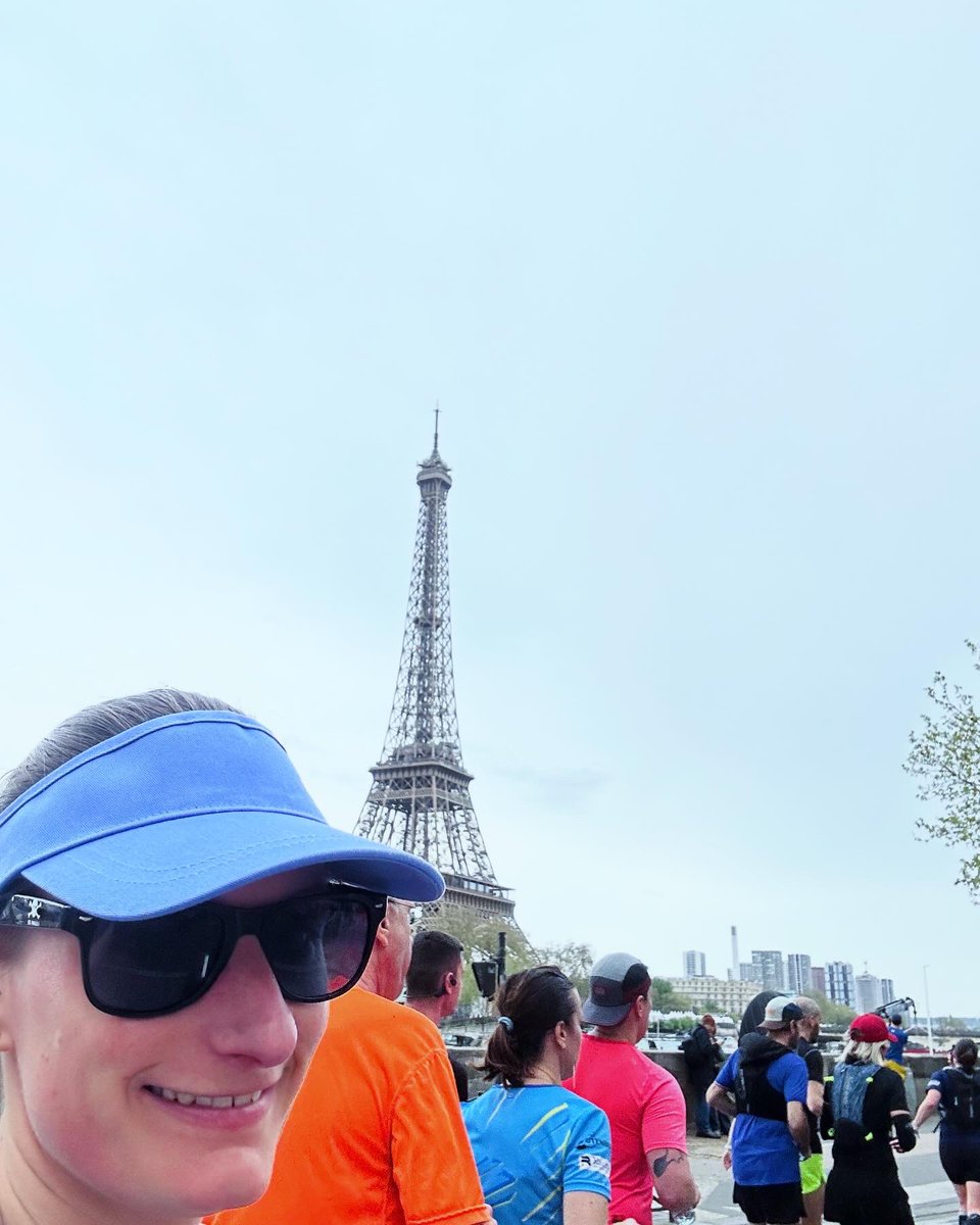 ✨ Pain is the french word for bread ✨
Official my 8th Marathon in Paris 🇫🇷 is in the books. 
For me, Paris was too crowded. I think I can‘t move tomorrow after stop&go, slalom and running. 😂
At km 31 the eiffel tower is nice, but afterwards the fun part starts!😎
#runninggirl