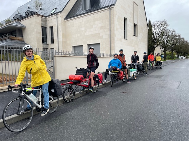 cassouman40's tweet photo. [semaine2] Les #SacochesDuClimat en vélo/tandem sont entre Angers &amp; Nantes; ils croisent la @tourneeclimbio a Segré! 
Beaux échanges entre élèves (journée) &amp; citoyens (soir) sur le trajet d'une Loire joufflue. 
Allez les voir!
Fier d'avoir accompagné ces jeunes formidables!
1/🧵 https://t.co/bLSlZZ1RGt