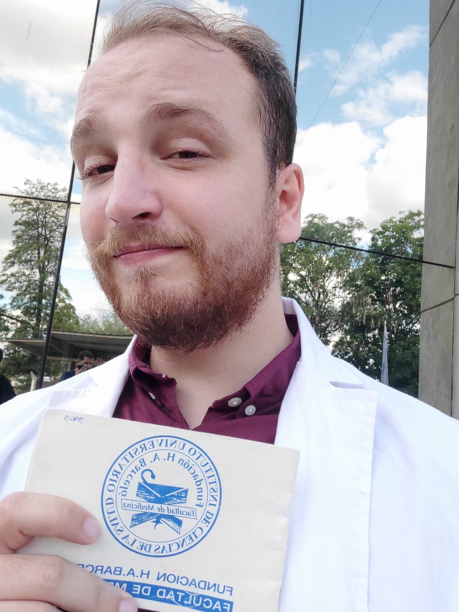 Eublephar's tweet photo. Después de tantos años y tanto sacrificio y tropiezos puedo decir por fin que me recibí, soy medico gente, gracias viejita que estuviste conmigo acompañándome desde arriba y dándome fuerzas para no caer ni bajar los brazos https://t.co/4rElB9JWhM