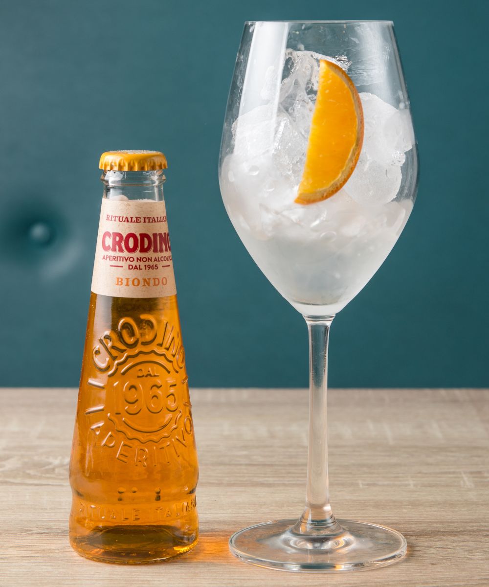 Mid-week drink without the hangover? We got you. Crodino is a delicious non-alcoholic Italian aperitivo that might just surprise you - it’s been known as 'a sip of Italian lifestyle' since the ‘60s! #crodino #cocktails #cocktailhour #lowandno #alcoholfree #alcoholfreecocktail