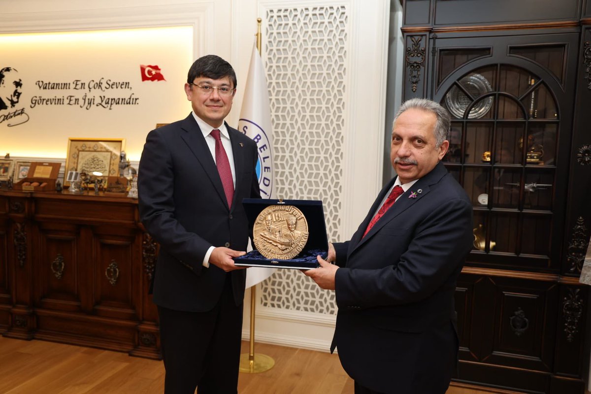 Şuşa Azerbaycan Evi açılışı için Talasımıza gelen Azerbaycan Diaspora Bakanı Sayın Fuad Muradov, Şuşa Valisi Sayın Aydın Kerimov ve beraberindeki heyeti belediyemizde ağırladık. İlçemize hoşgeldiniz diyor, anlamlı ziyaretlerinden dolayı teşekkür ediyorum.