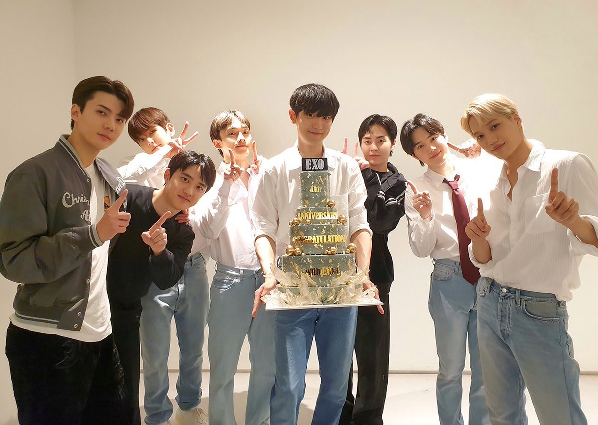 EXOBreakingNews's tweet photo. Happy 12th Anniversary EXO! 🥰🥳 

12 YEARS ON EXO PLANET
#WithEXOForLife #12YearsWithEXO
#엑소와_함께한_열두번째_봄 @weareoneEXO @B_hundred_Hyun @layzhang @XIUMIN_INB100 @CHEN_INB100 @BAEKHYUN_INB100 @companysoosoo_ https://t.co/qGG53kkJMN