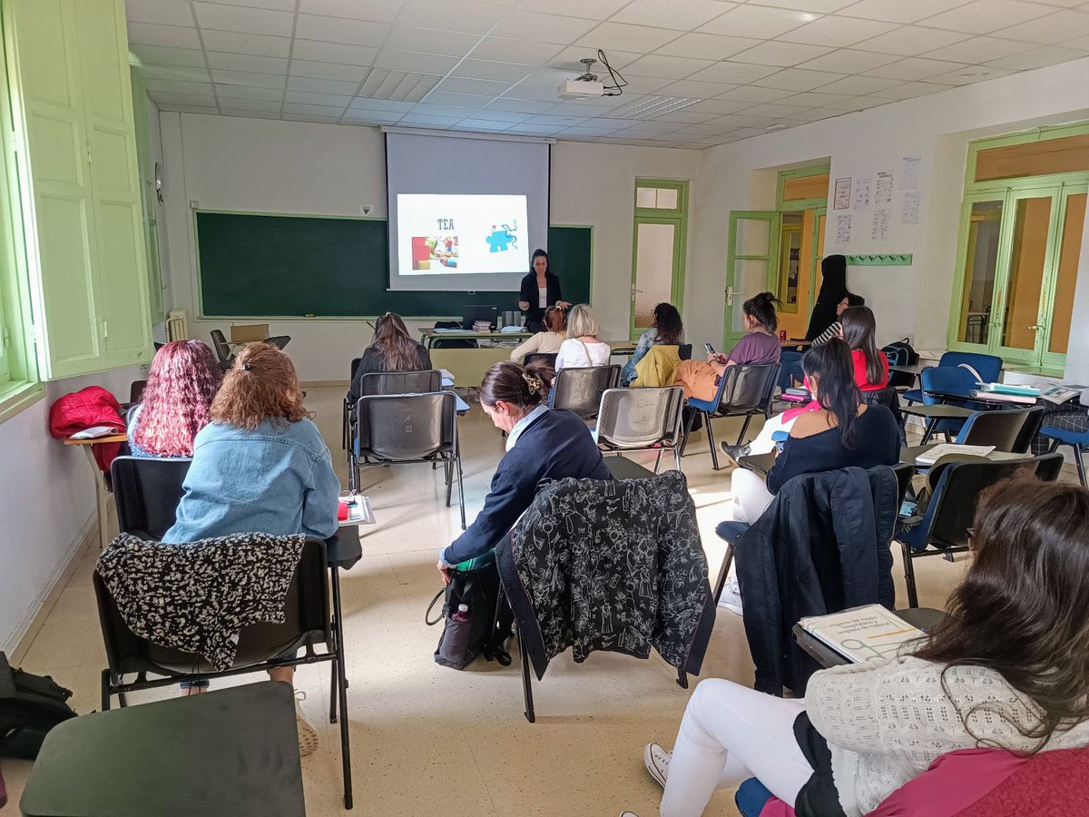 El viernes nuestros ciclos de #TCAE y #TAPSD tuvieron una tertulia sobre autismo, de la mano de nuestra profesora y experta, Aida, para concienciarnos con motivo del
#diamundialdelautismo #TrilemaCiclos