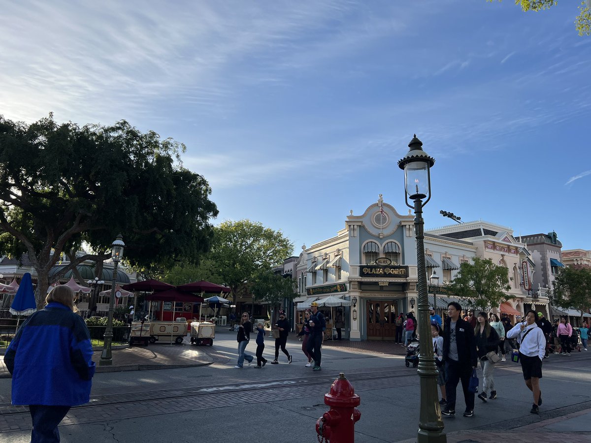 Chilling on a bench with some coffee and enjoying the sights and sounds of Main Street USA. 🤌

#Disneyland #DisneylandResort #DisneyParks