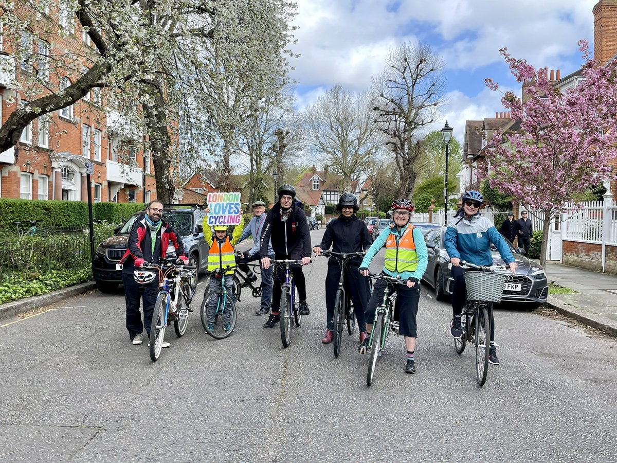 Thank you to Elly and David from @EalingCyclists for taking a group of us on a tour of west London’s garden suburbs today. The architecture and the trees coming into bloom were 👌👌👌#LondonLovesCycling