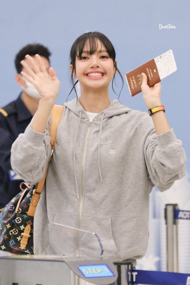 BLACKPINKBRASIL's tweet image. 📸 NENÉM! 😭 Nossa atriz Lisa já está no aeroporto, a caminho de Phuket, para continuar as gravações de The White Lotus. 

#LISA #BLACKPINK