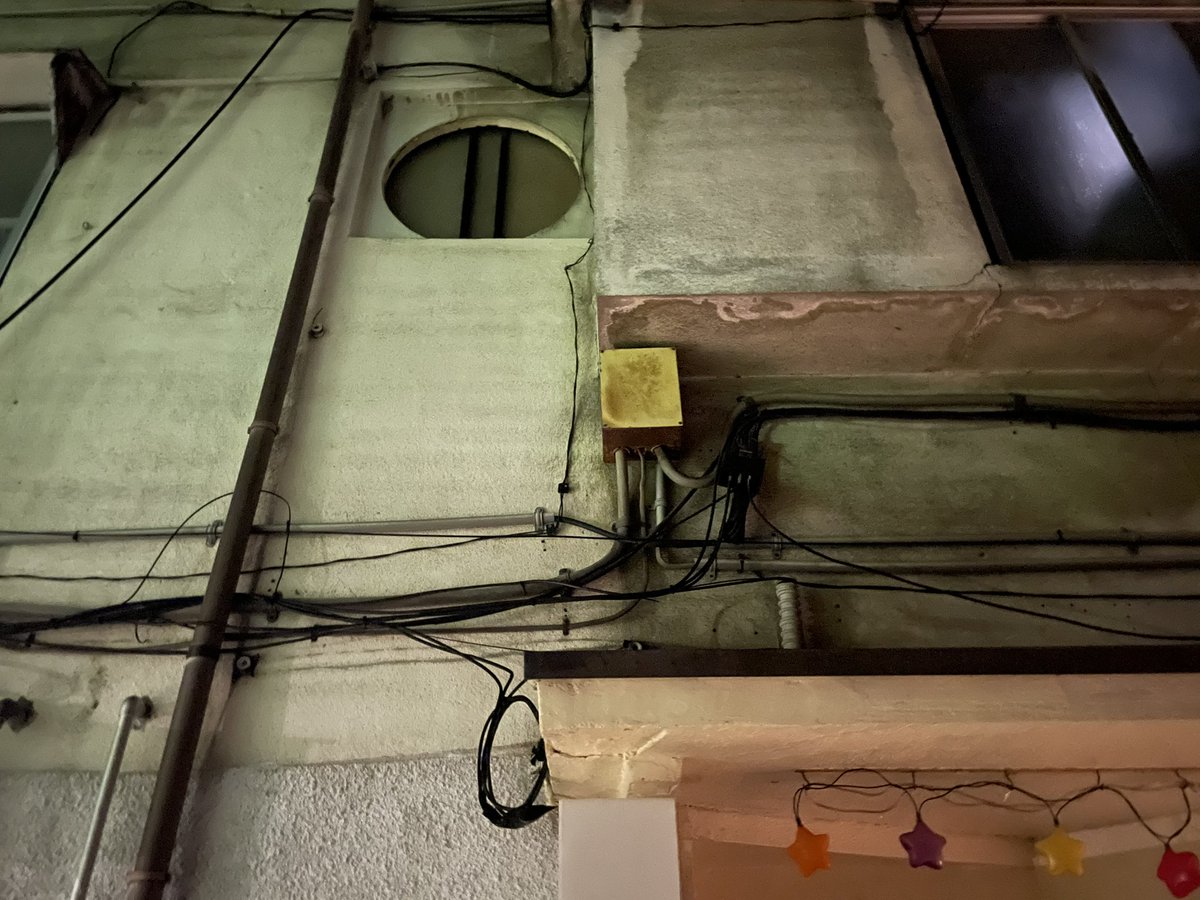 歩いて桜見に行ったらこんな所みつけたからさっき撮ってきました。
調べたら元々遊郭があった土地だったとか。円窓も見えたし夜な夜な撮りに行ったら面白そう