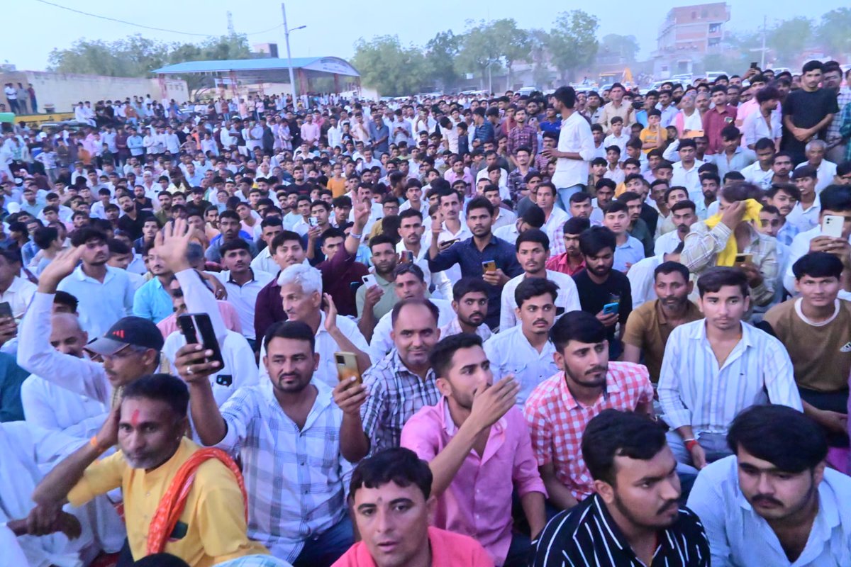 RavindraBhati__'s tweet photo. मेरे पास शब्द नहीं है कुछ कहने को.....
एक 26 साल के मास्टर के बेटे को जो यह लाड, प्यार, मान, सम्मान और आशीर्वाद मिल रहा है वो मेरे लिए कल्पना से परे है। 
इस आत्मीयता से भरे स्वागत हेतु हृदय की अनंत गहराइयों से आप सभी #धोरीमन्ना वासियों का बहुत बहुत आभार......
#जन_आशीर्वाद_यात्रा https://t.co/djXZWvrSFy