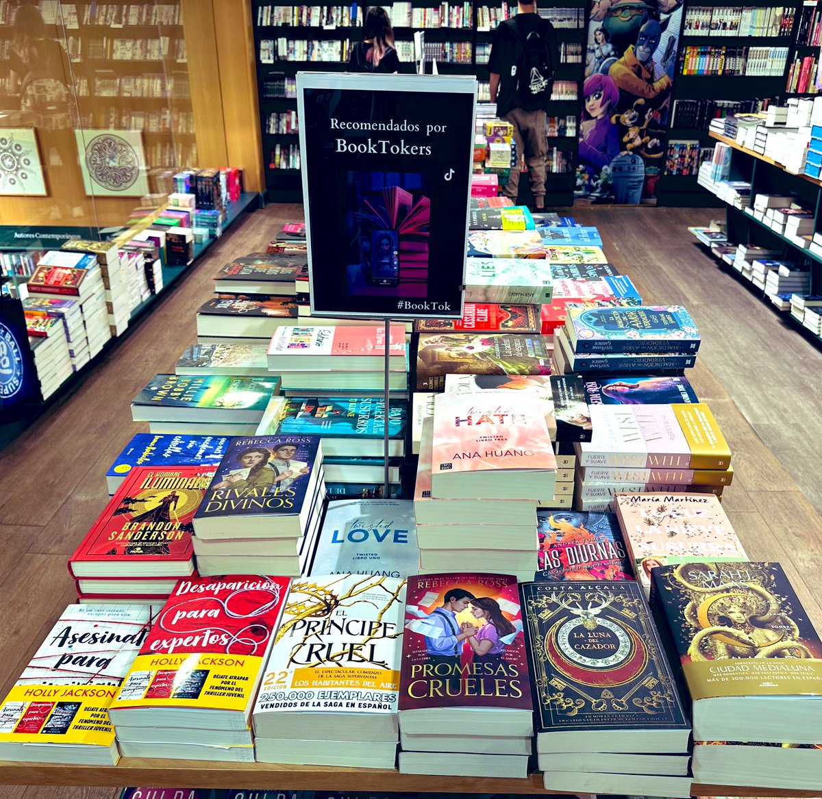 No sabemos quiénes la han recomendado, pero qué felicidad encontrarme hoy con esto en <a href="/casadellibro/">Casa del Libro</a> #LaLunaDelCazador <a href="/umbrieleditores/">Umbriel editores</a> @leonelteti