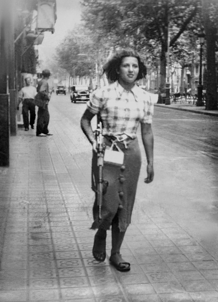 Em vaig obsessionar amb aquesta fotografia d'aquesta noia molt jove, amb sandàlies i fusell, passejant per Barcelona el dia que esclata la guerra civil, juliol de 1936. 

M'ha sorprès molt esbrinar qui la va fer, perquè i on és avui la imatge. 

(Continua…)