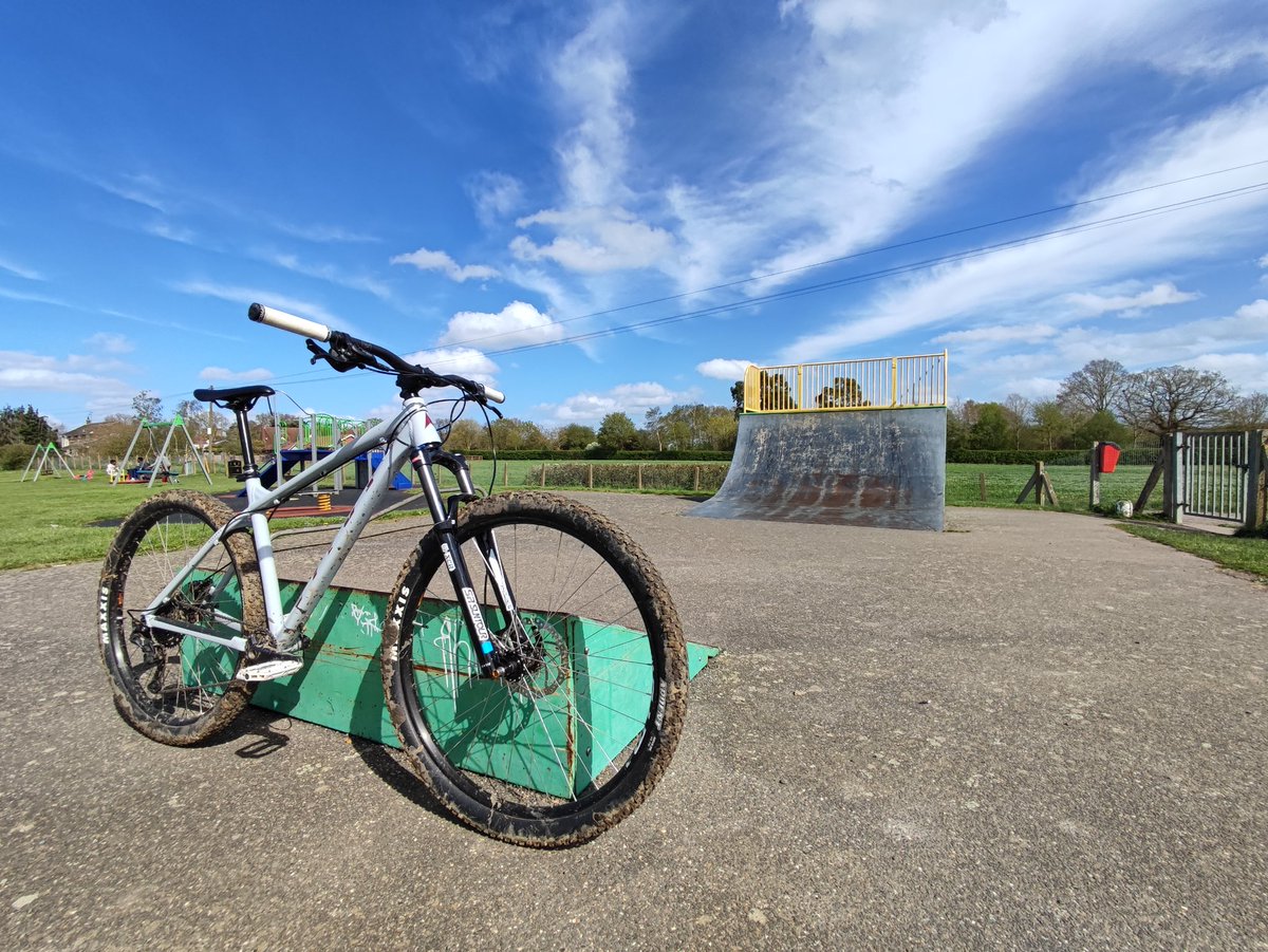 Rode the MTB out into the middle of nowhere today. Hadn't seen another human for half an hour. Went round a farmers field track, through a little cut through in the hedge, expecting to find miles of open fields ahead and found a skate park.