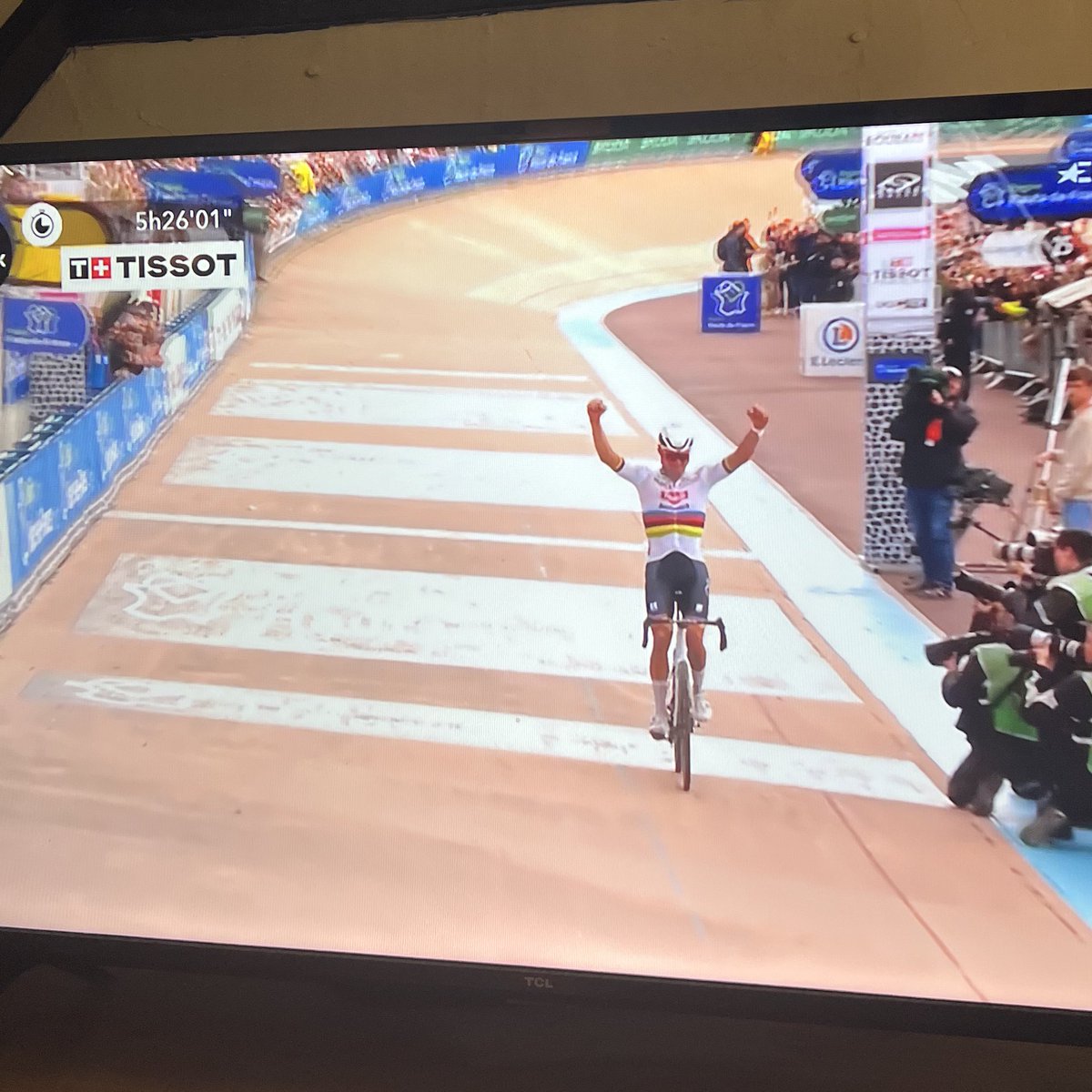 MATHIEU VAN DER POEL WINS PARIS-ROUBAIX WITH A 59KM SOLO ATTACK !!!!!