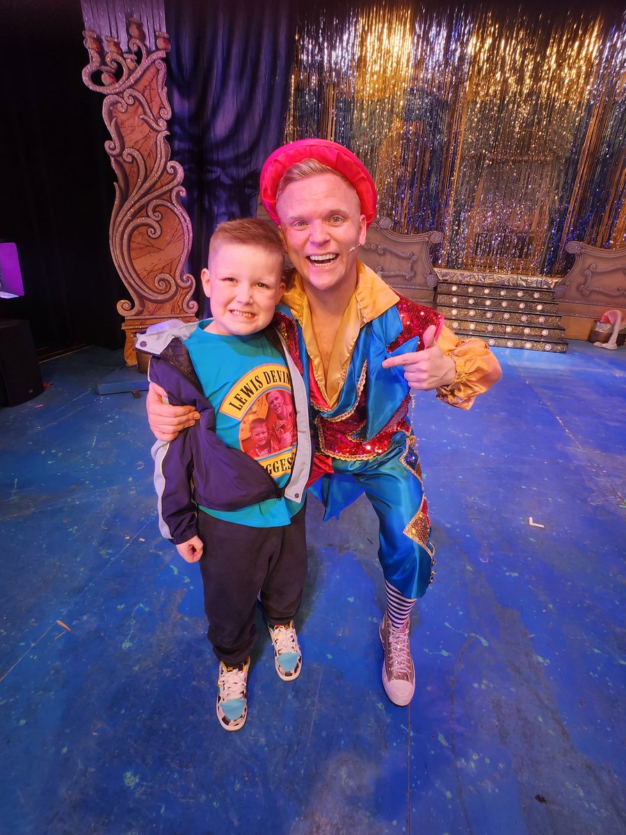 @lewisdevine1987 you have absolutely made izaks day today. #panto #goldilocks #biggestfan