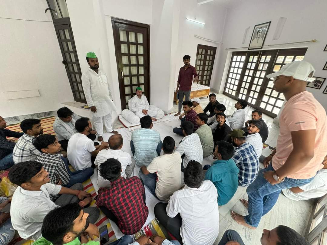 TejYadav14's tweet photo. आगामी लोकसभा चुनाव को देखते हुए धर्म निरपेक्ष सेवक संघ की ओर से आयोजित बैठक में सभी युवा साथी शामिल हुए। https://t.co/D6UiQ8vnCD